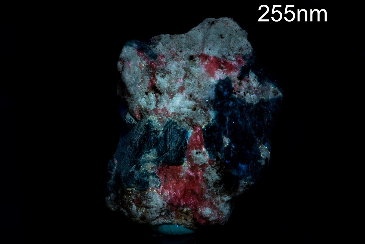 Fluorescent sodalite with lazurite 68g