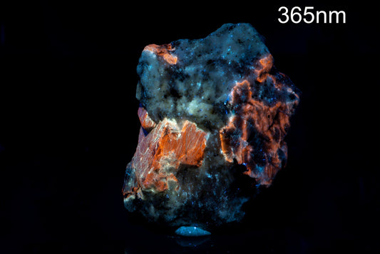 Fluorescent sodalite with lazurite 68g