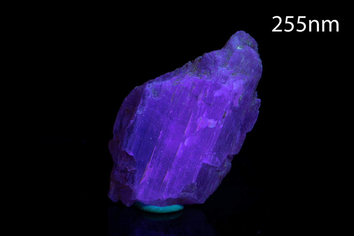 Розов кунцит 22.7g флуоресцентен