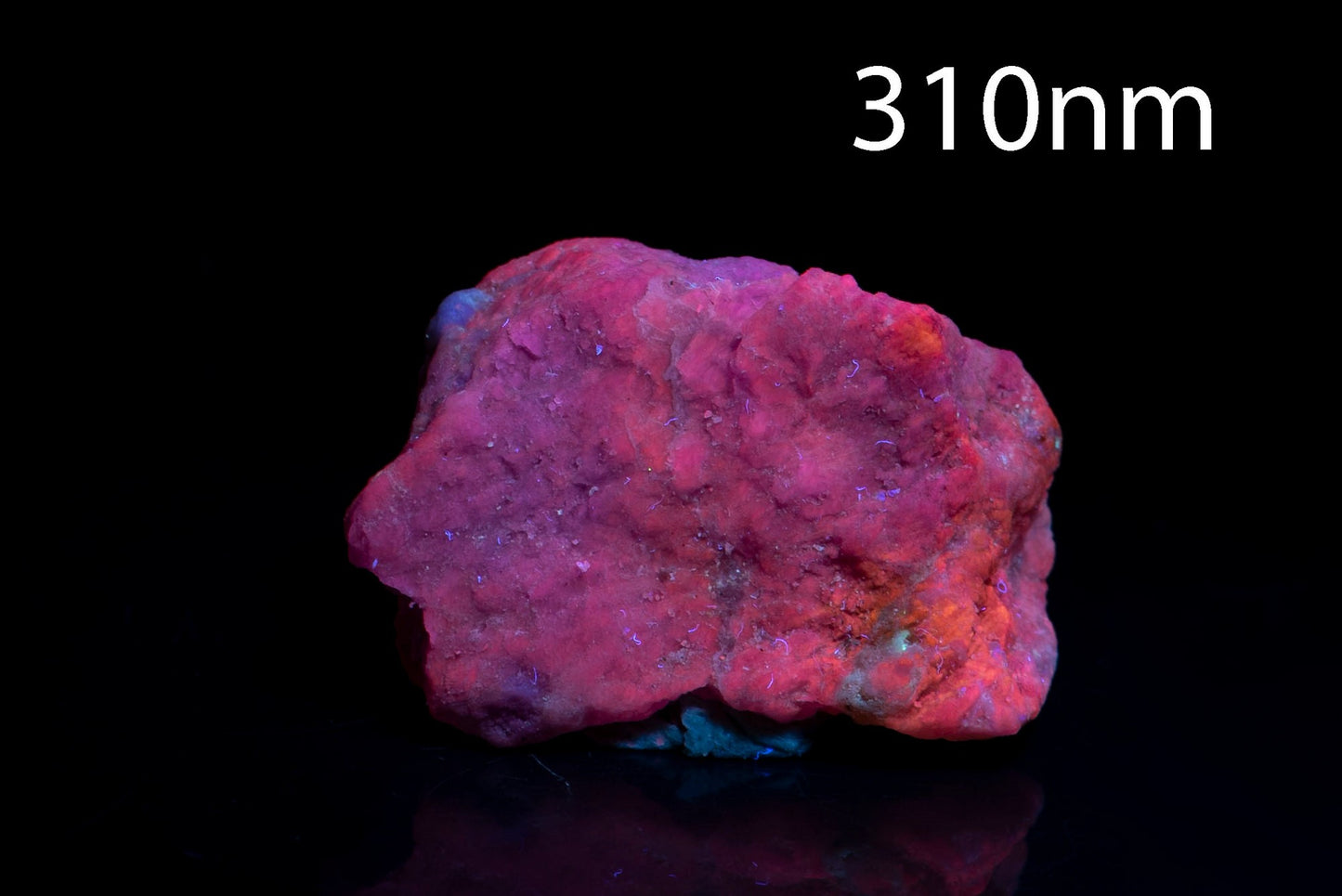 Хакманит (тенебресцентен содалит) 7.6g флуоресцентен
