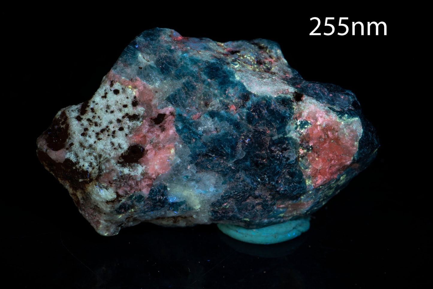 Rough Sodalite with lazurite fluorescent 27g