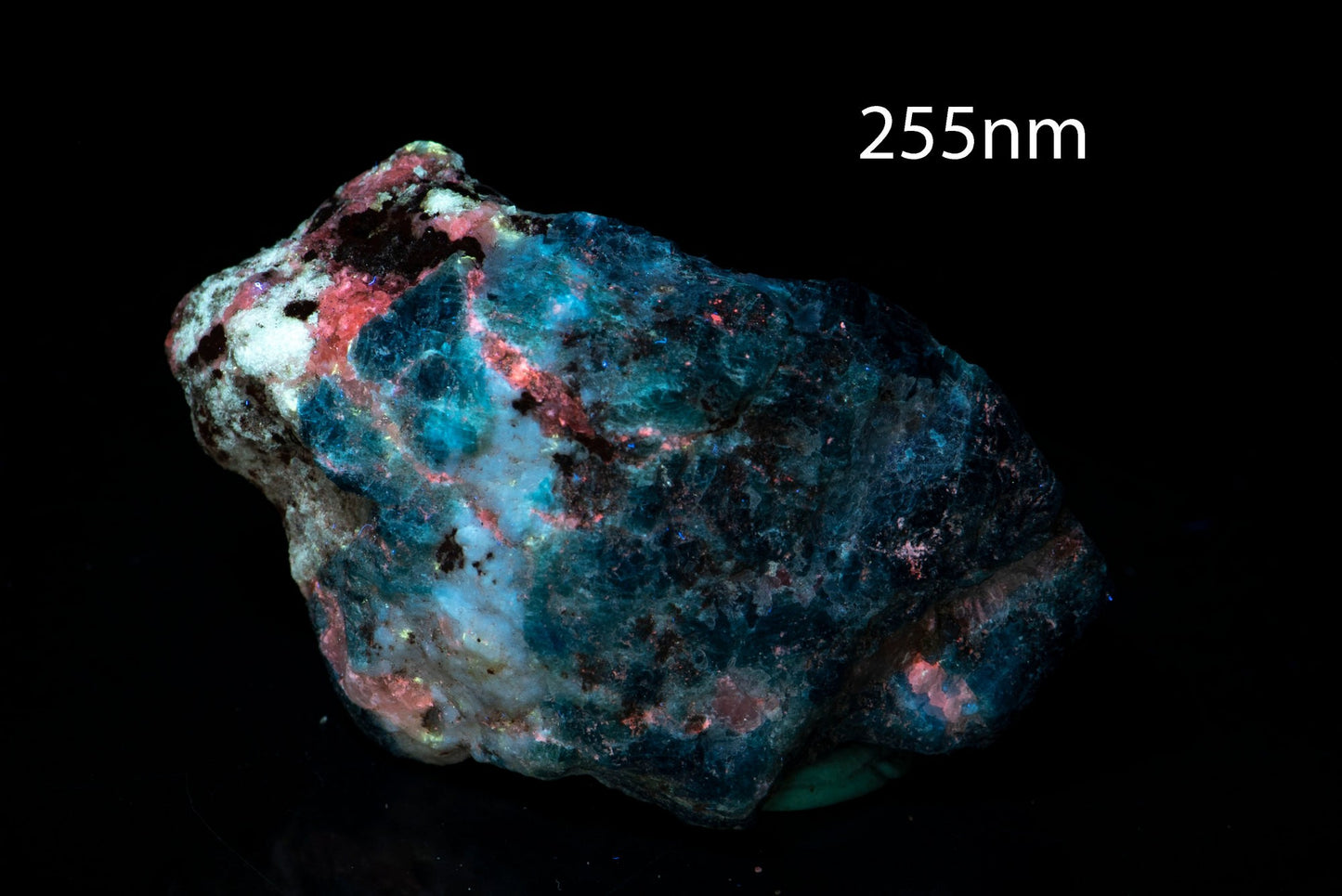 Rough Sodalite with lazurite fluorescent 27g