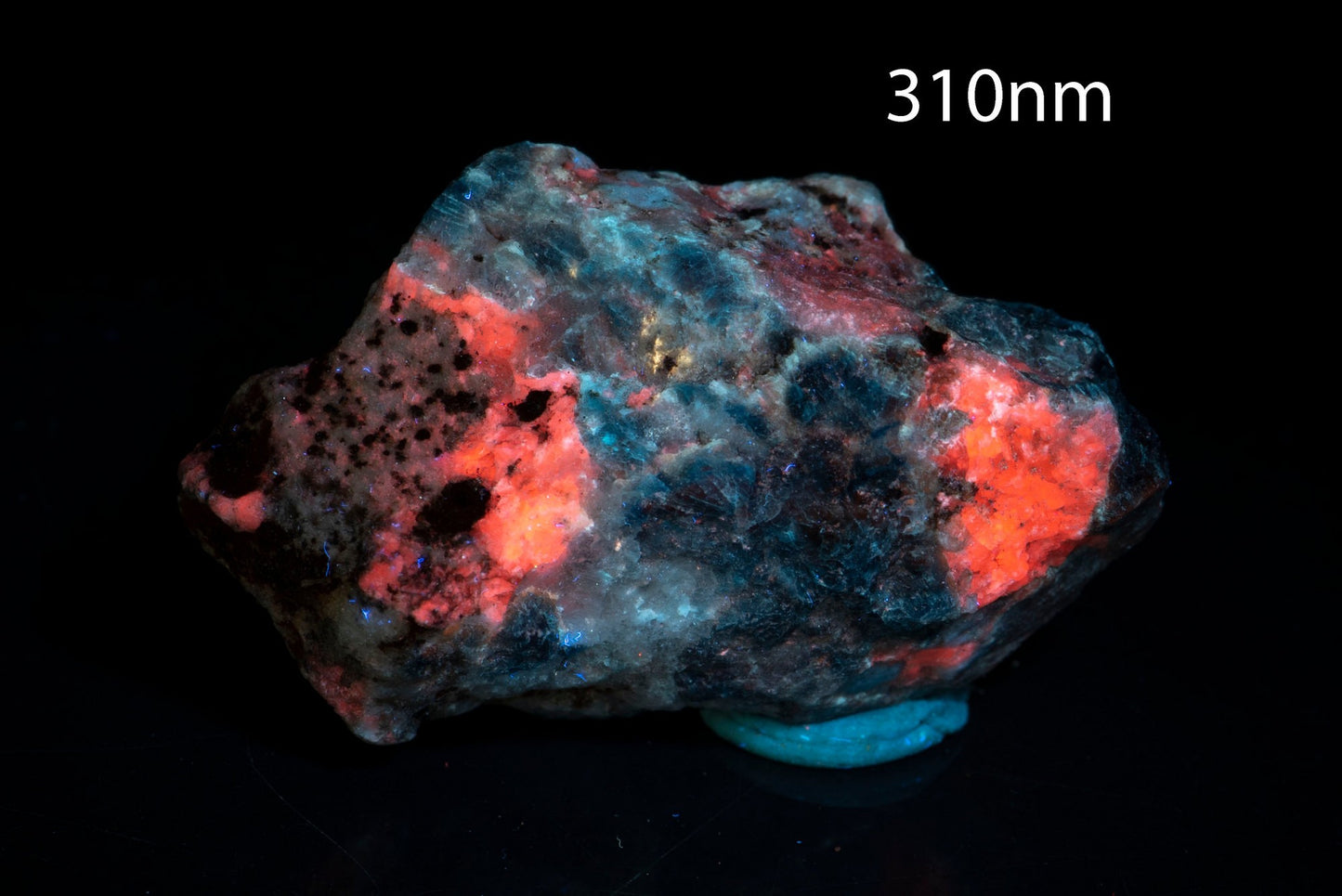 Rough Sodalite with lazurite fluorescent 27g