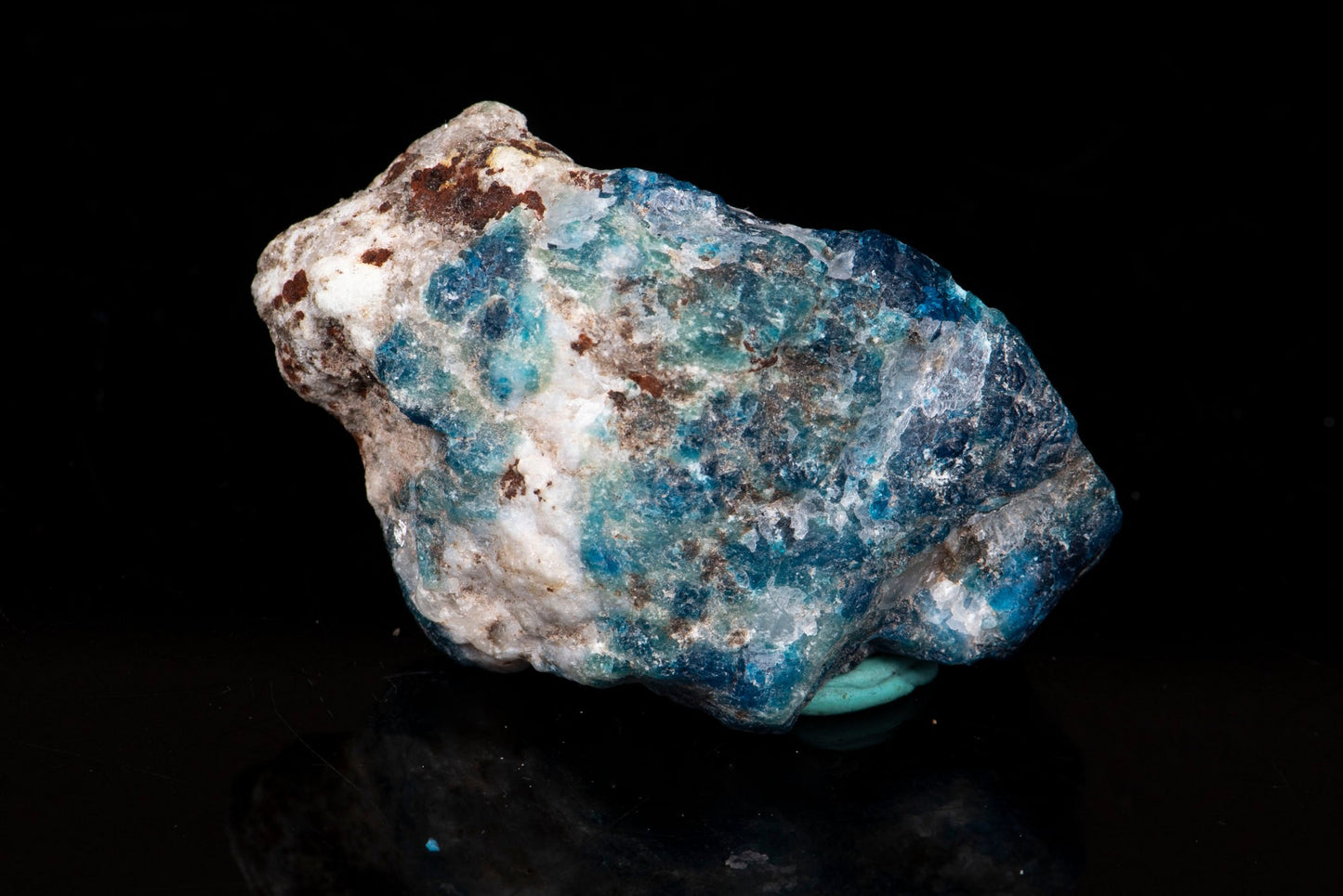 Rough Sodalite with lazurite fluorescent 27g
