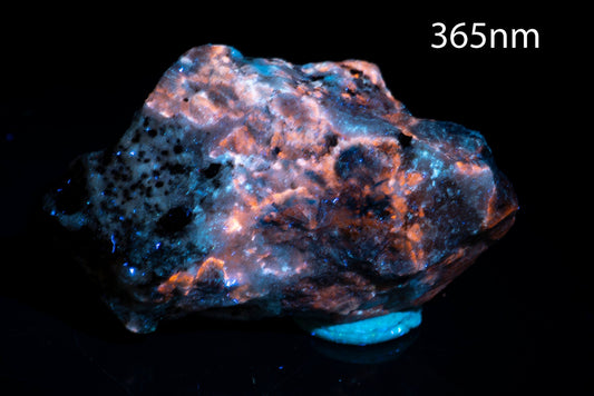 Rough Sodalite with lazurite fluorescent 27g