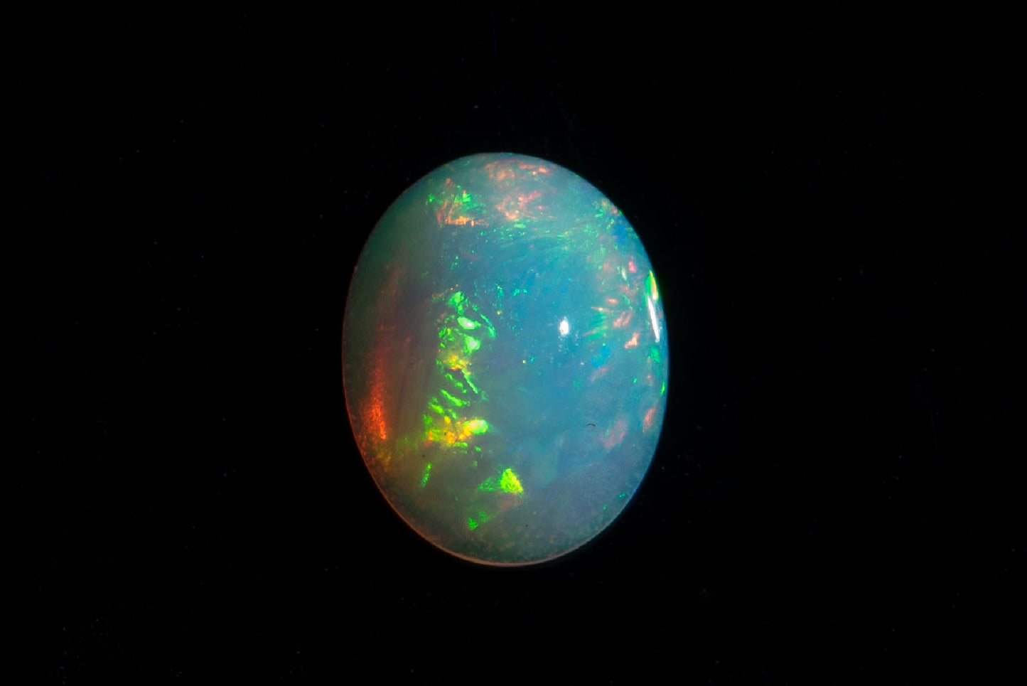 Етиопски опал овален кабошон 1.02ct