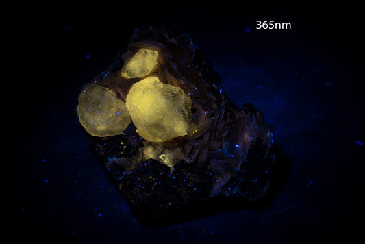 Fluorescent cerussite with baryte cluster 98g