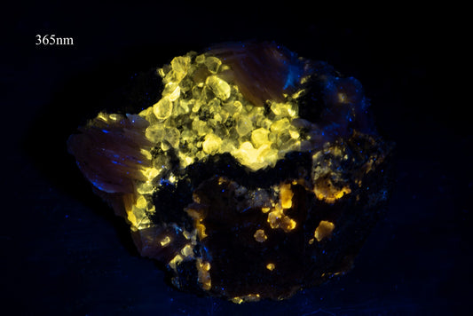 Fluorescent cerussite with baryte cluster 111g