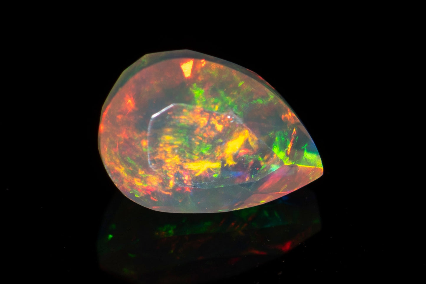 Фасетиран етиопски опал 0.61ct, капковидна шлифовка