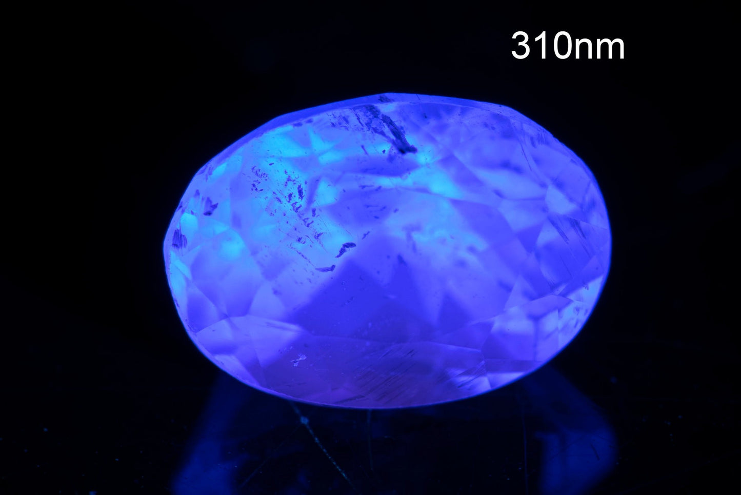 Светлорозов кунцит 1.89ct флуоресцентен овална шлифовка