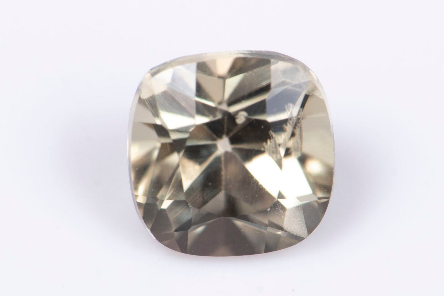 Диаспор 0.68ct VS шлифовка cushion