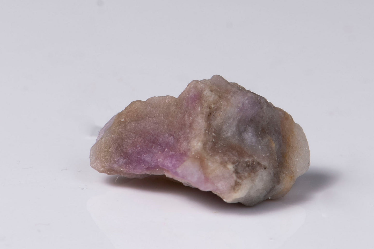 Hackmanite (tenebrescent sodalite) 6.8g fluorescent