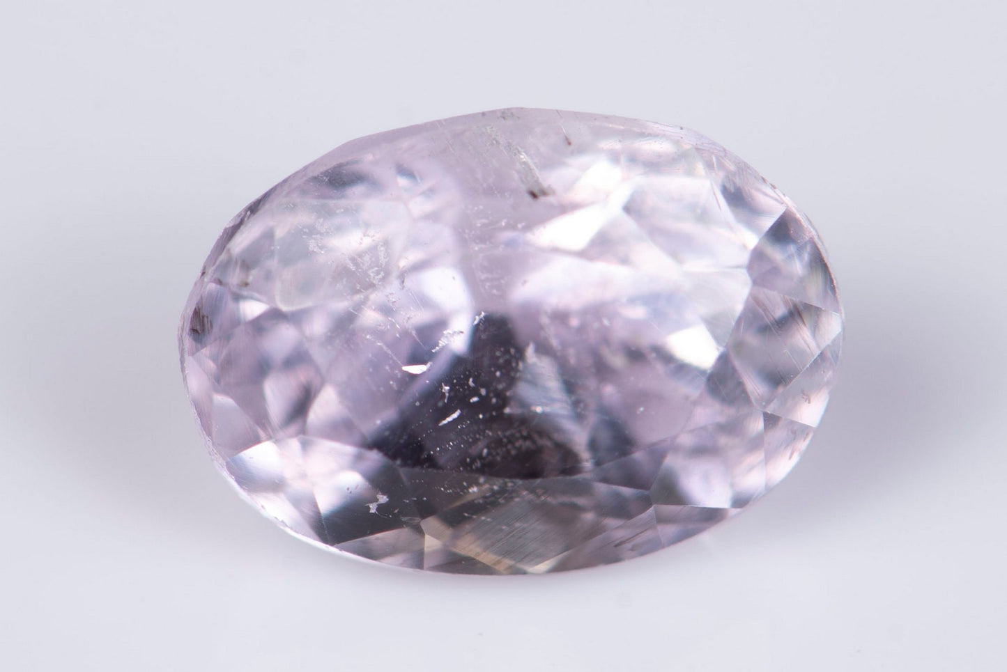 Светлорозов кунцит 1.89ct флуоресцентен овална шлифовка