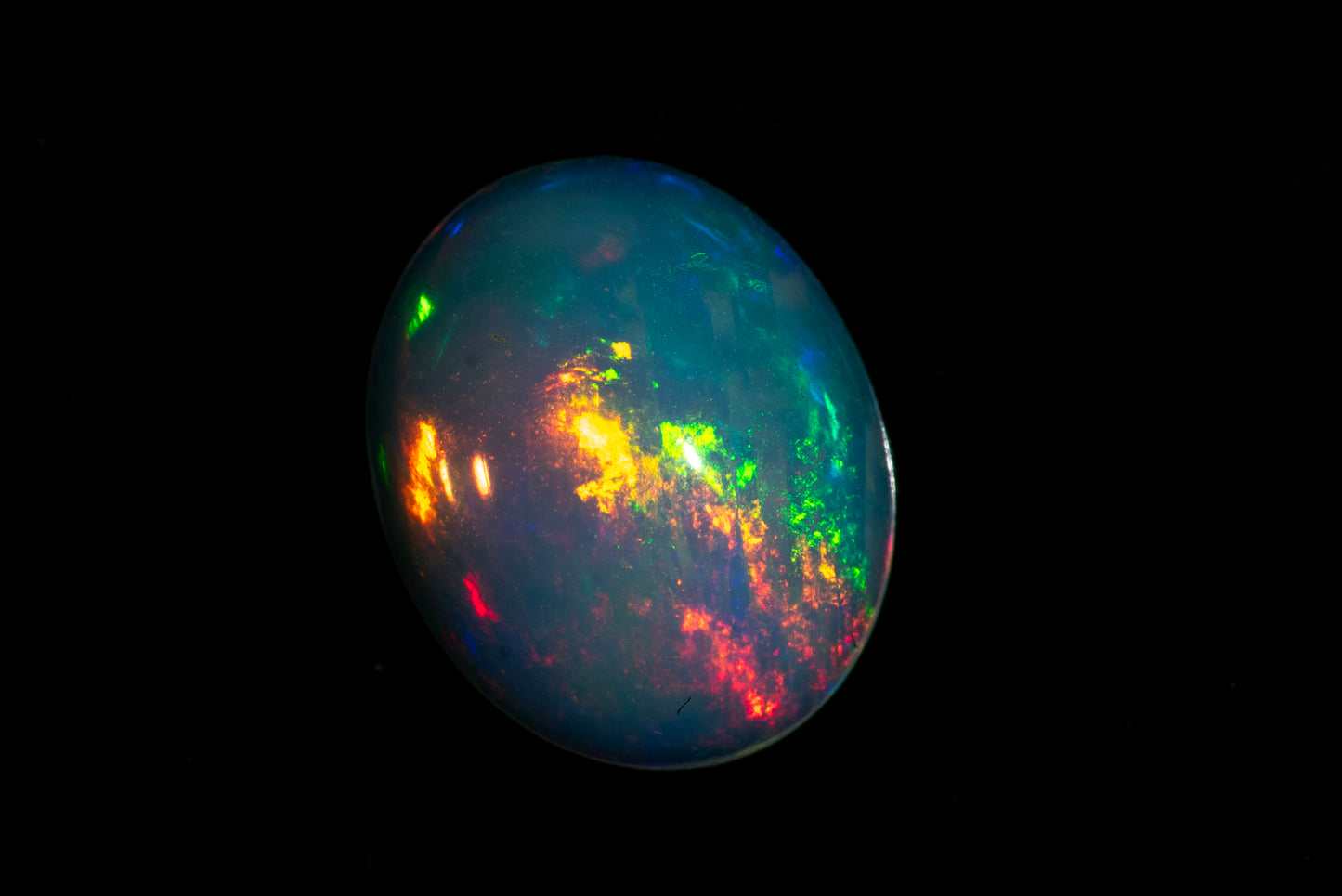 Етиопски опал 0.82ct 9x7mm овален кабошон