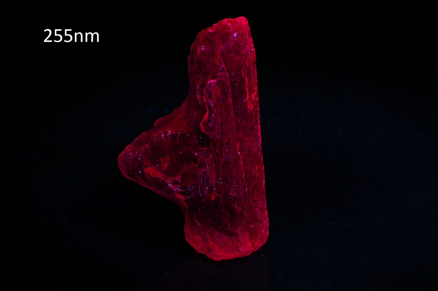 Fluorescent scapolite crystal 16.5ct