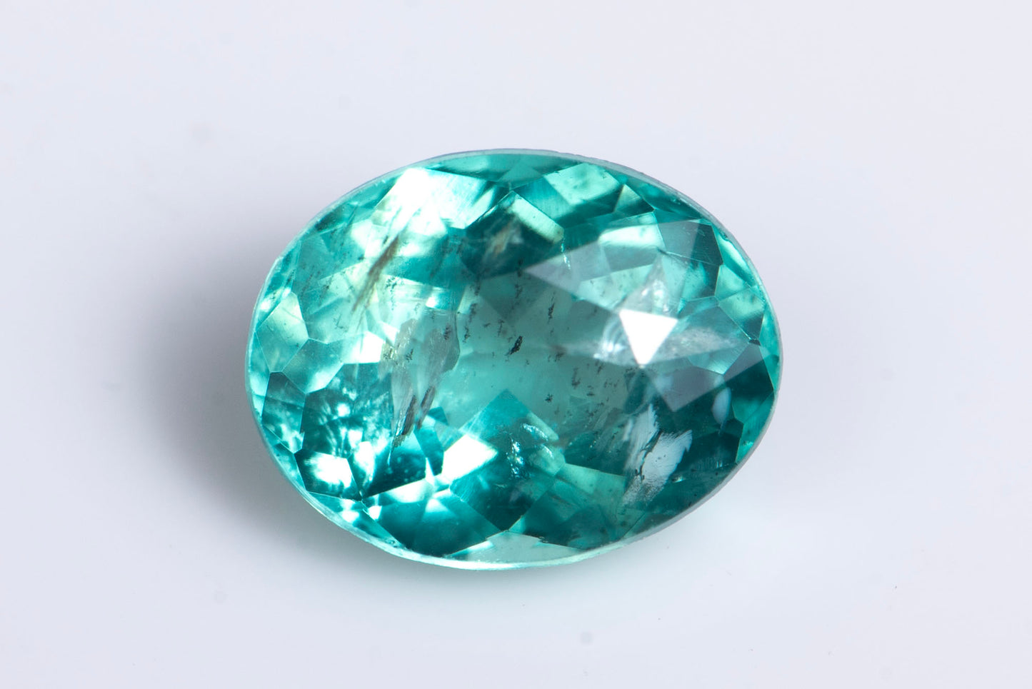 Неоново син апатит 0.59ct овална шлифовка