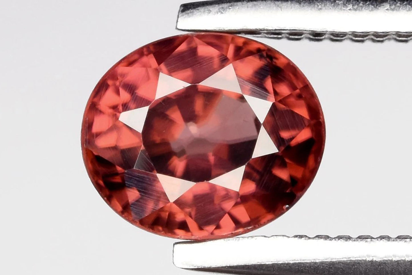 Естествен розов циркон 0.98ct VVS нетретиран овална шлифовка