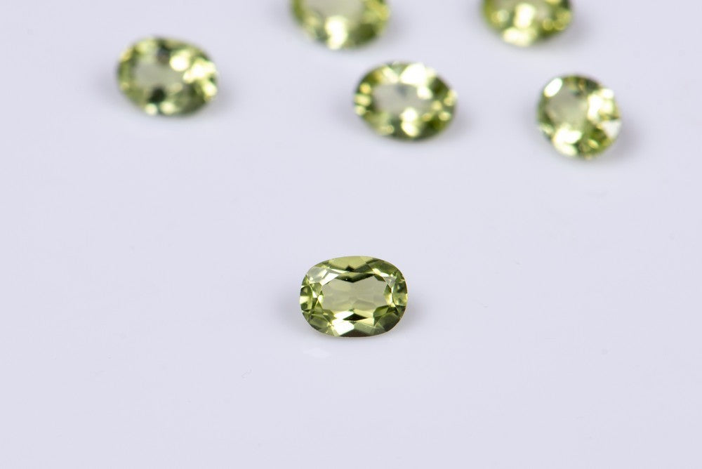 Перидот овален 4x3mm - цена за 1 брой