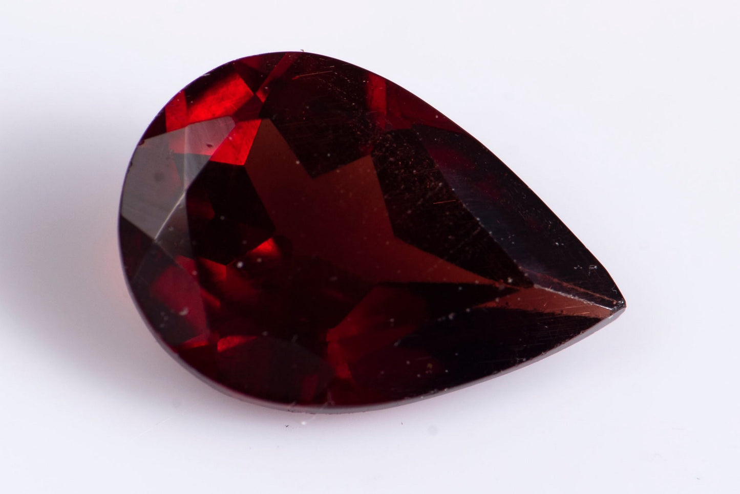 Родолит гранат 0.64ct, капковидна шлифовка