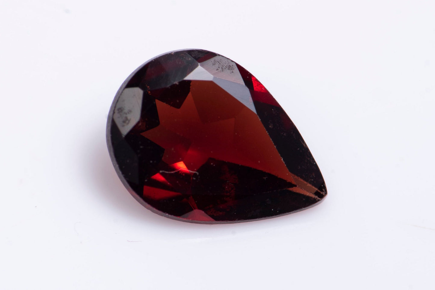 Родолит гранат 0.66ct, капковидна шлифовка