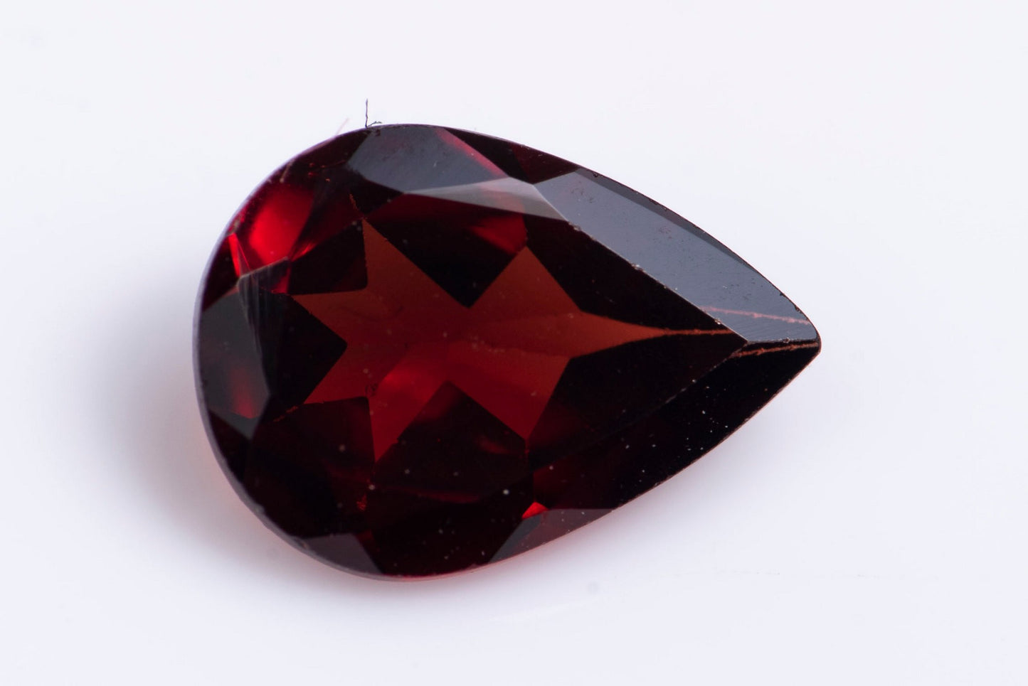 Родолит гранат 0.68ct, капковидна шлифовка