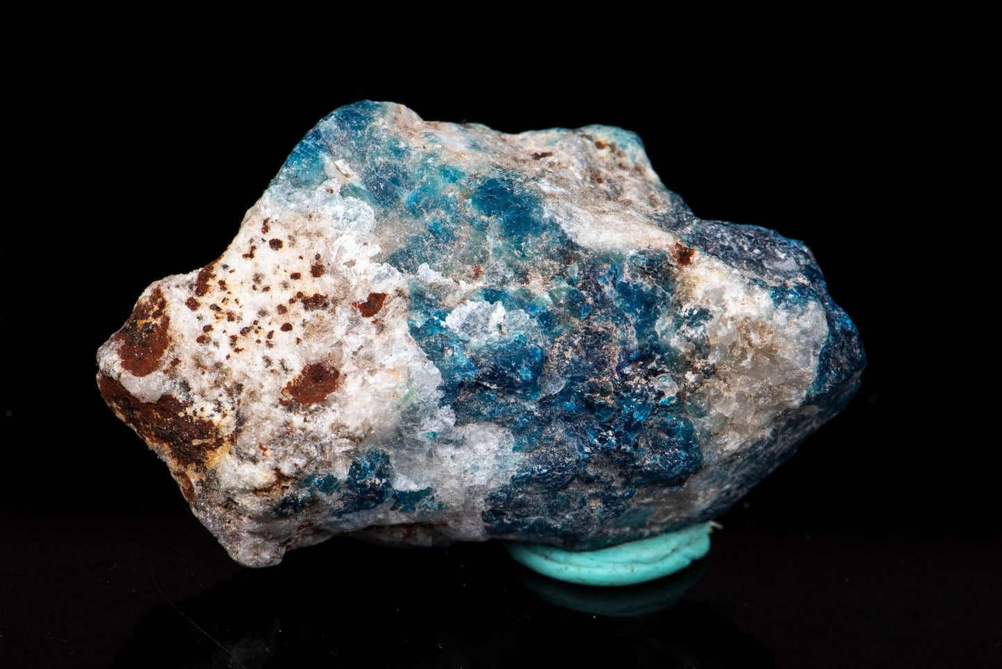 Rough Sodalite with lazurite fluorescent 27g