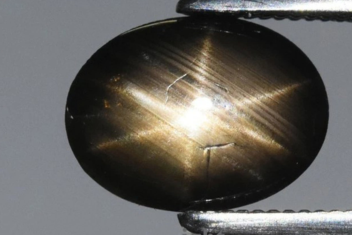Черен 6-лъчев звезден сапфир 1.40ct нетретиран овален кабошон