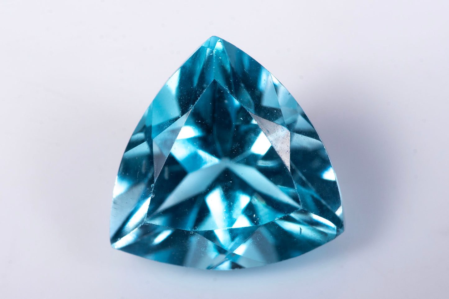 Небесносин топаз 3.09ct 9mm трилион шлифовка