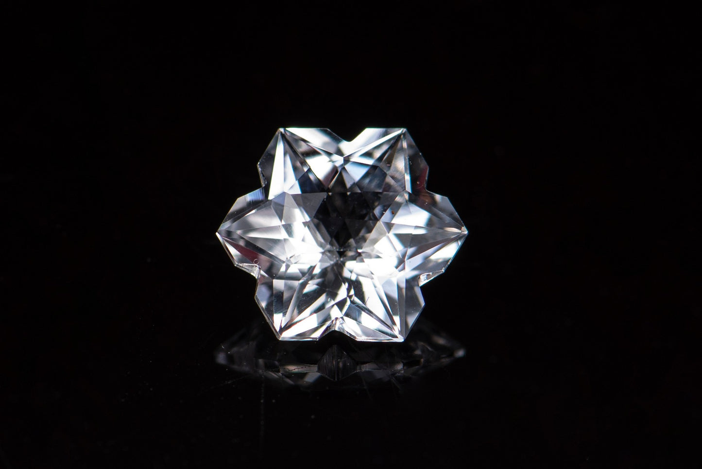 Unique white topaz with fancy snowflake cut 1.8ct
