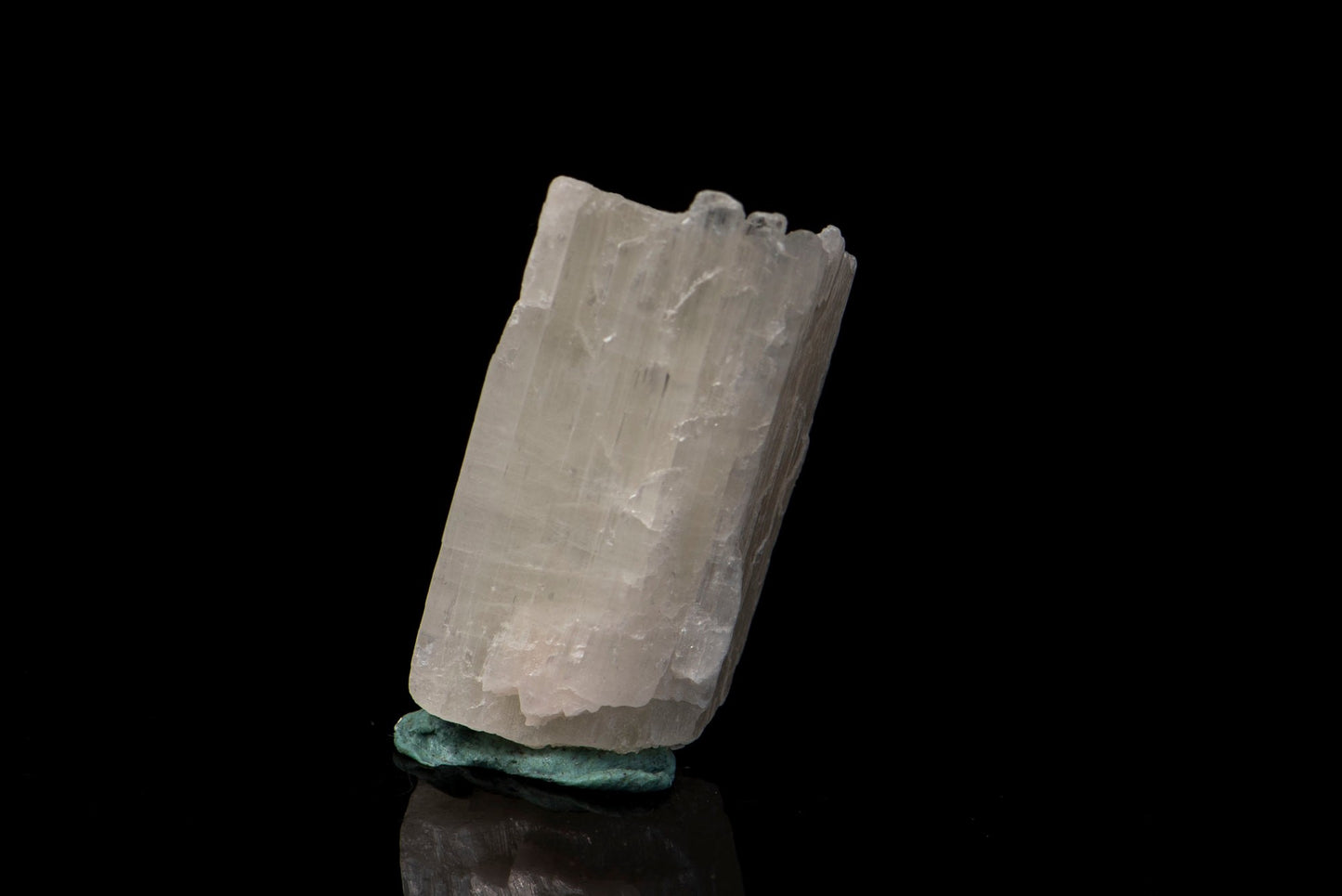 Yellow green spodumene 13.5g fluorescent