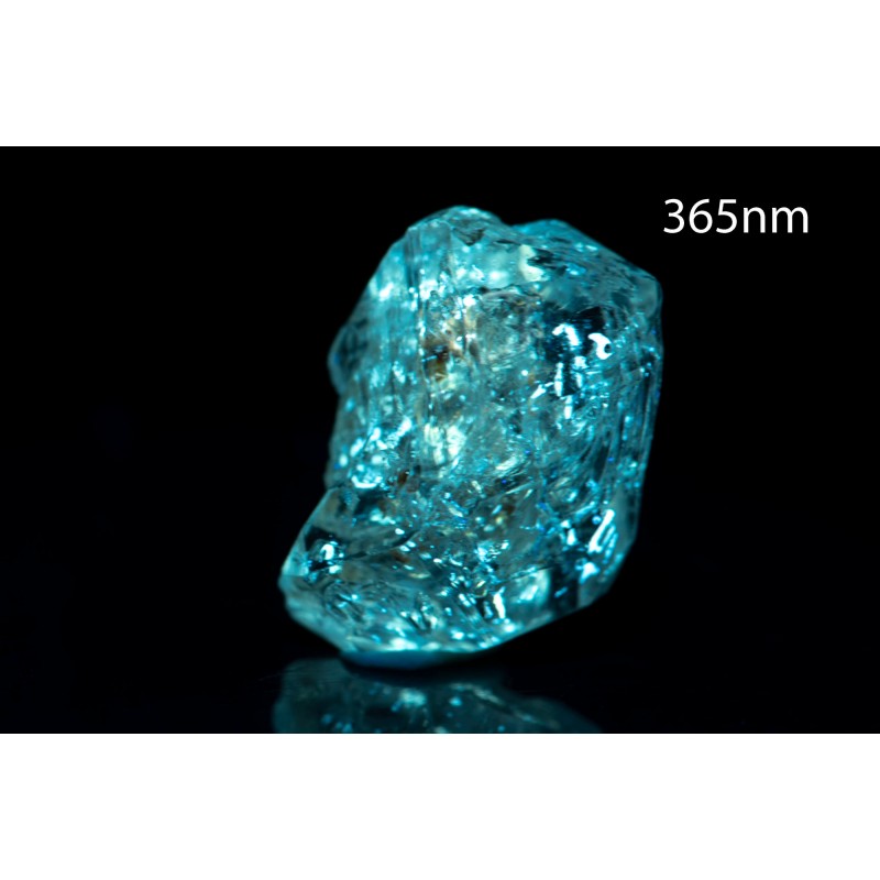 Petroleum quartz crystal 7.2ct fluorescent