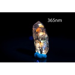 Petroleum quartz crystal 2ct fluorescent