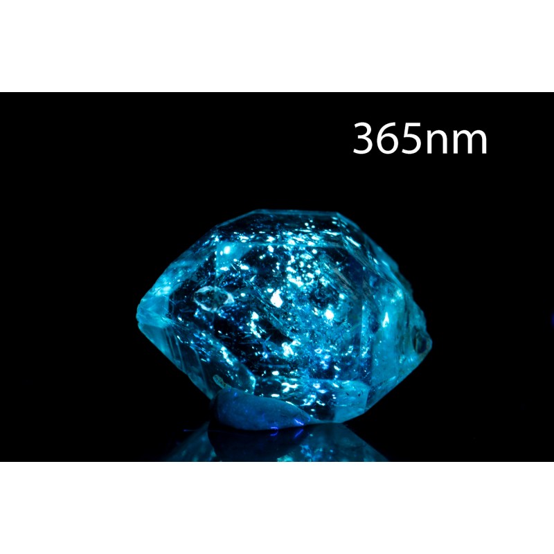 Petroleum quartz crystal 3.2ct fluorescent