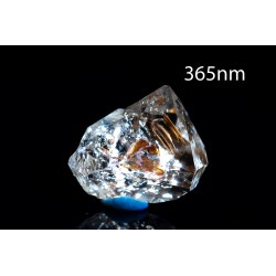 Petroleum quartz crystal 2.7ct fluorescent