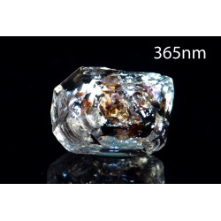 Petroleum quartz crystal 3.07ct fluorescent