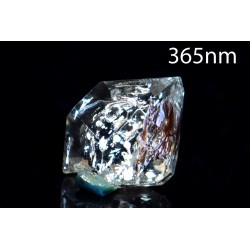 Petroleum quartz crystal 3.4ct fluorescent