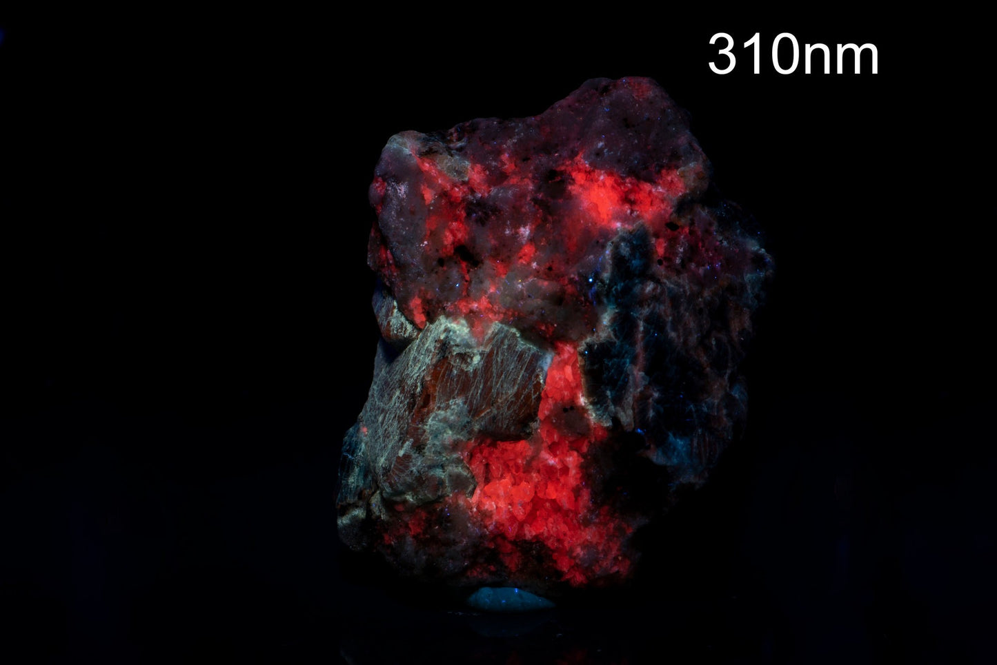 Fluorescent sodalite with lazurite 68g