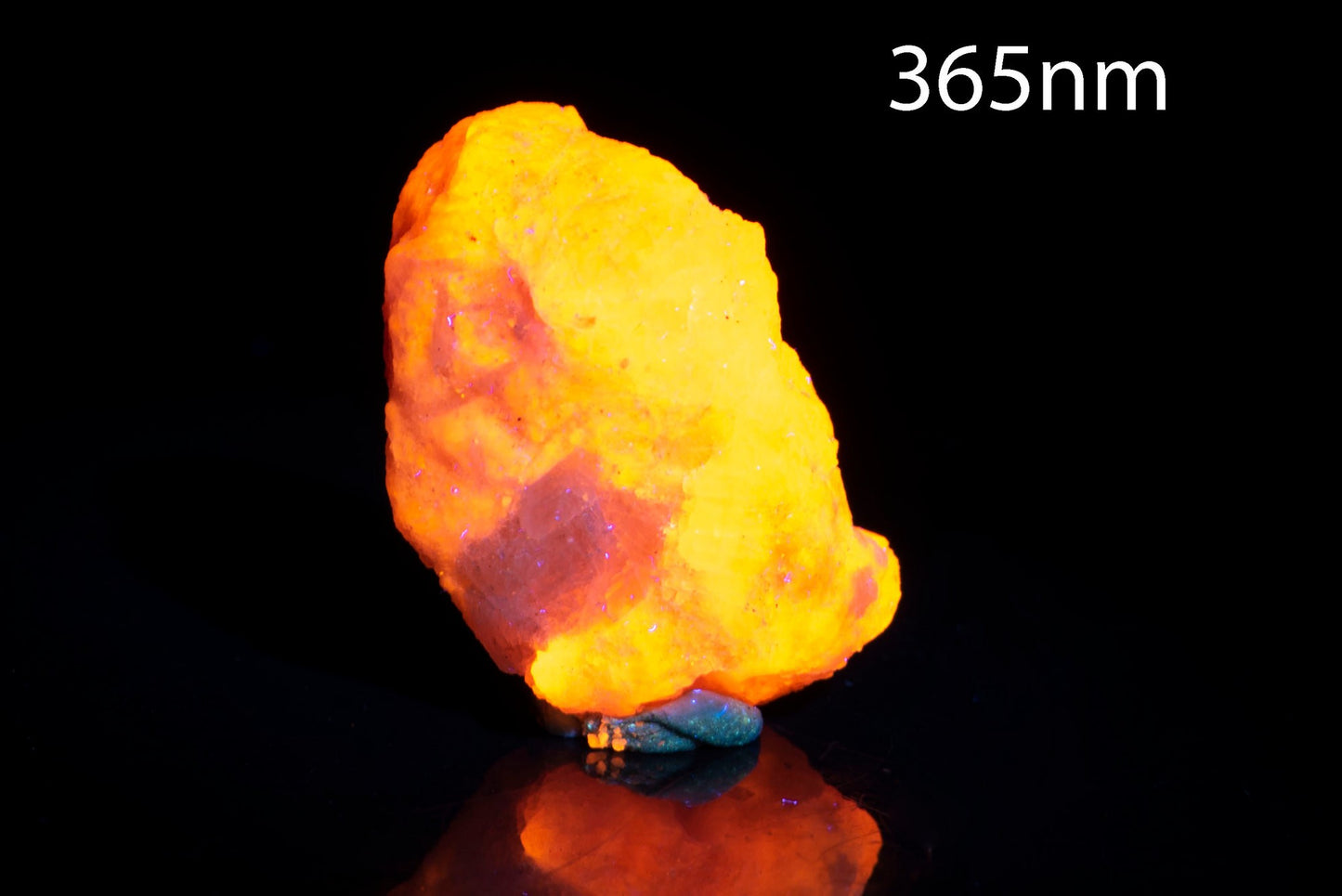 Хакманит (тенебресцентен содалит) 14.4g флуоресцентен
