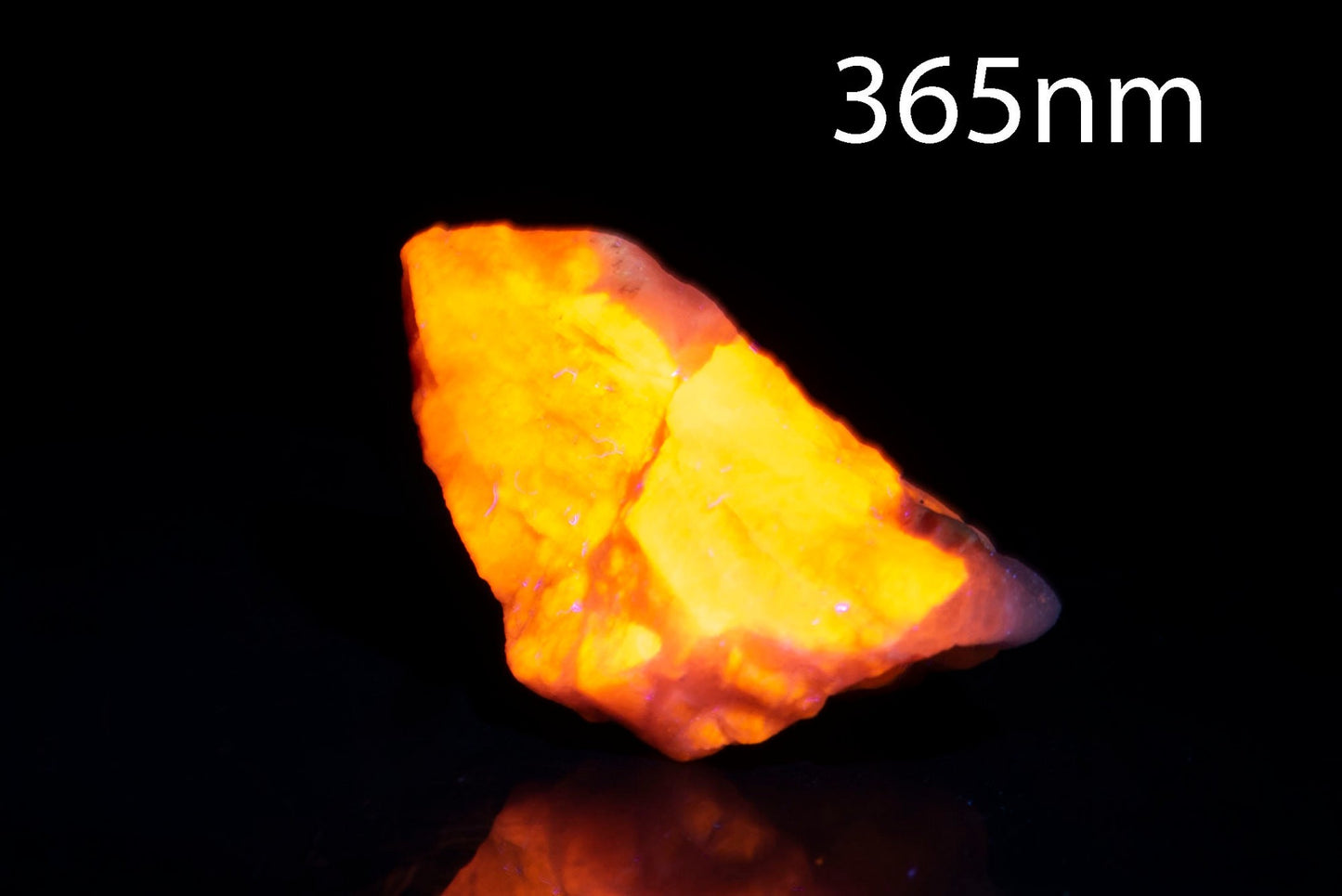 Хакманит (тенебресцентен содалит) 6.8g флуоресцентен