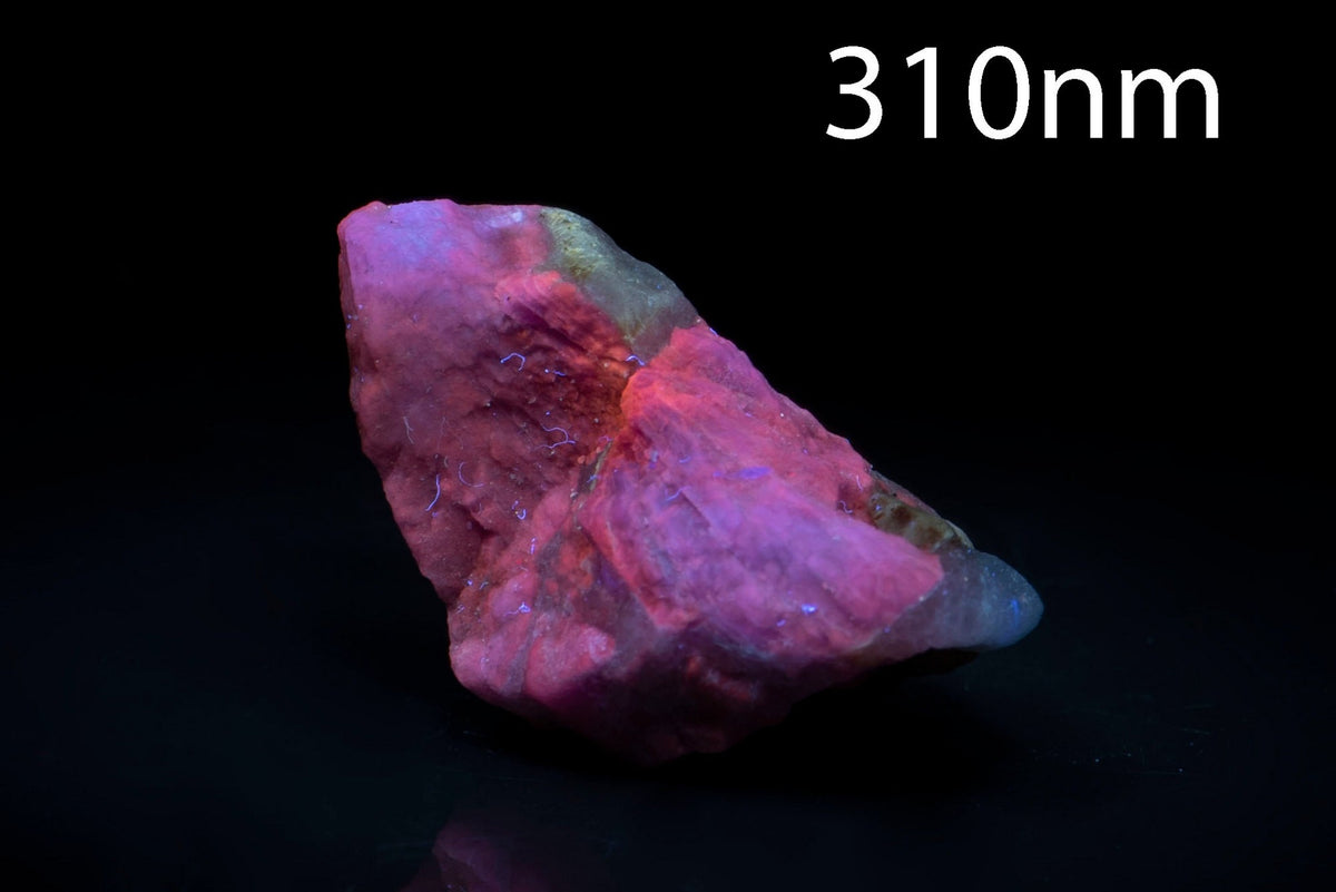 Естествен флуоресцентен хакманит (тенебресцентен содалит) 6.8g