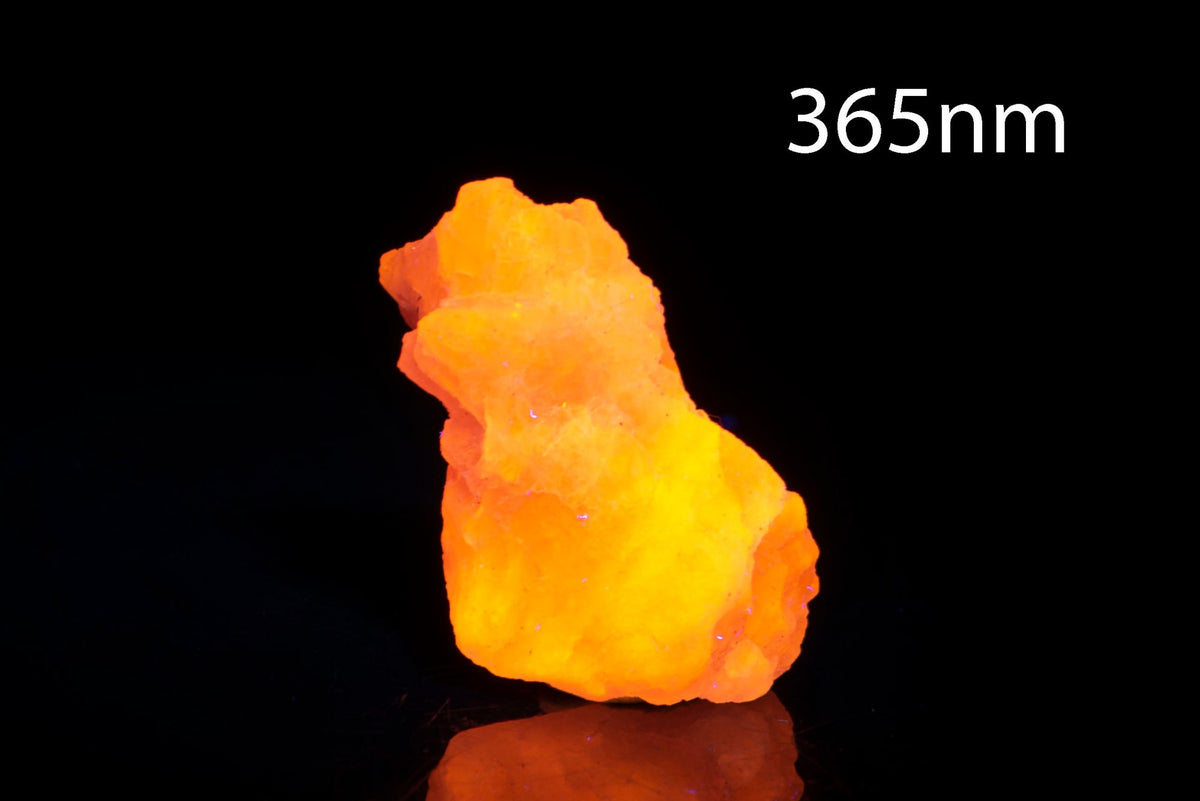 Естествен флуоресцентен хакманит (тенебресцентен содалит) 7.7g
