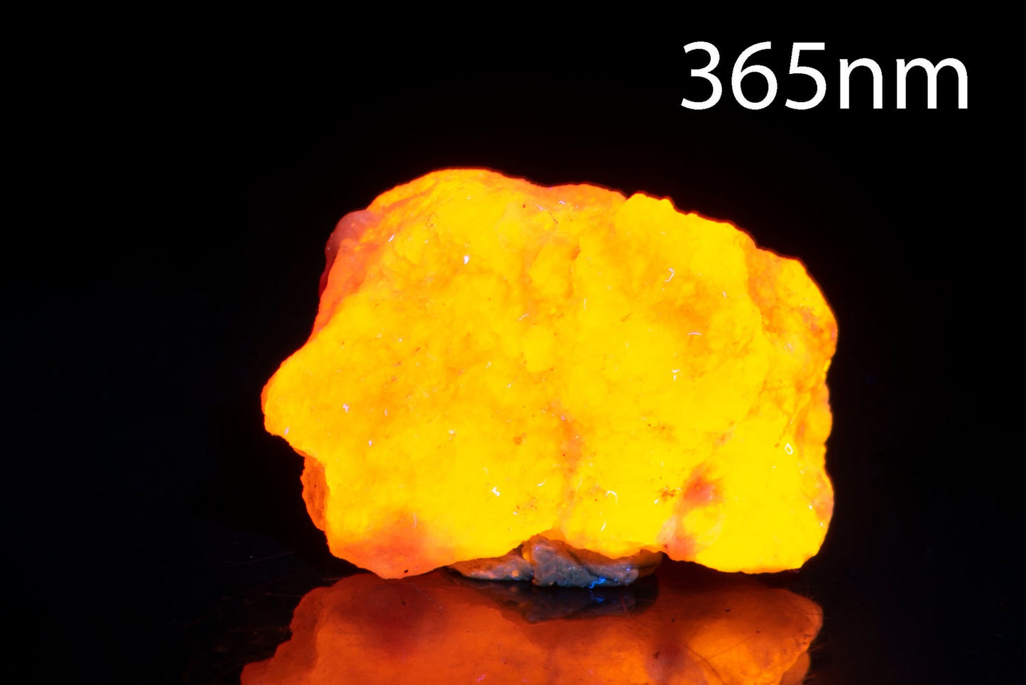 Хакманит (тенебресцентен содалит) 7.6g флуоресцентен