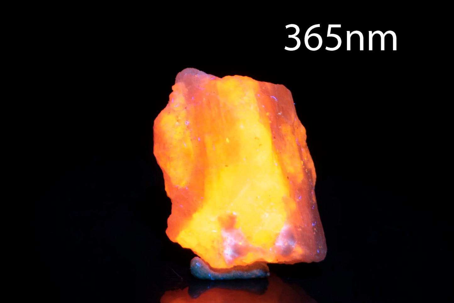 Hackmanite (tenebrescent sodalite) 9.4g fluorescent