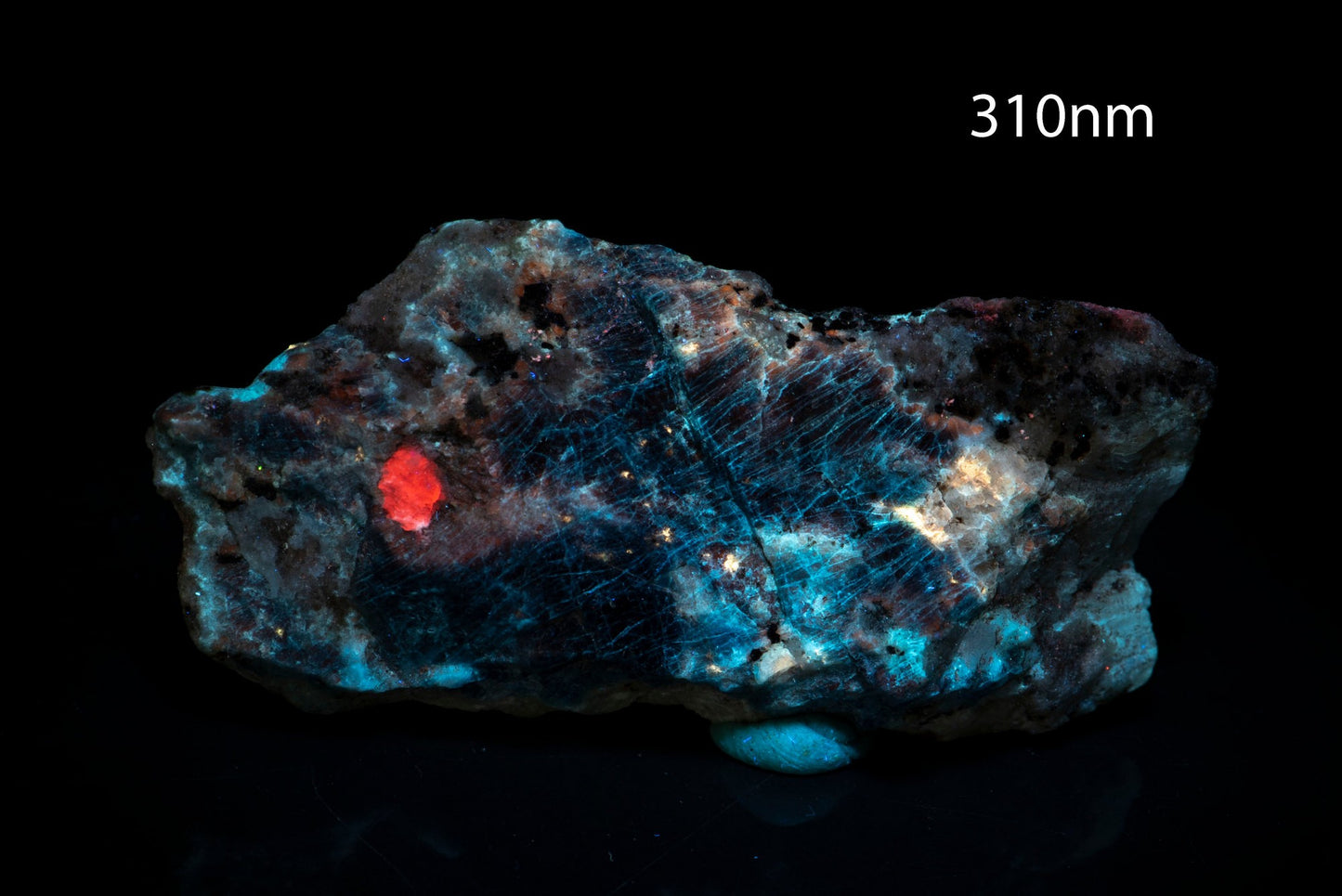 Необработен содалит с флуоресцентен лазурит 32.6g