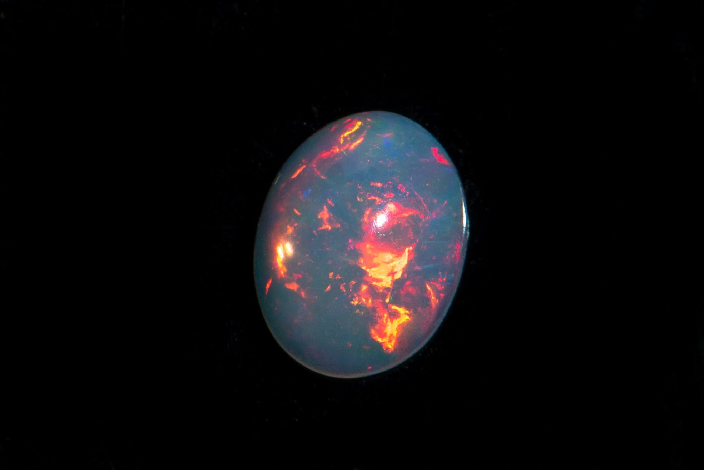Етиопски опал овален кабошон 1.32ct