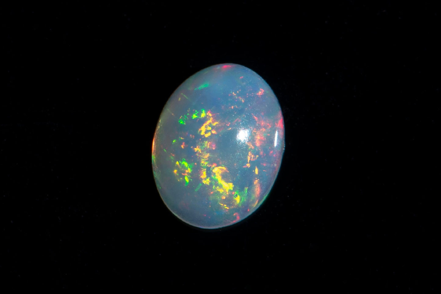 Етиопски опал овален кабошон 1.32ct