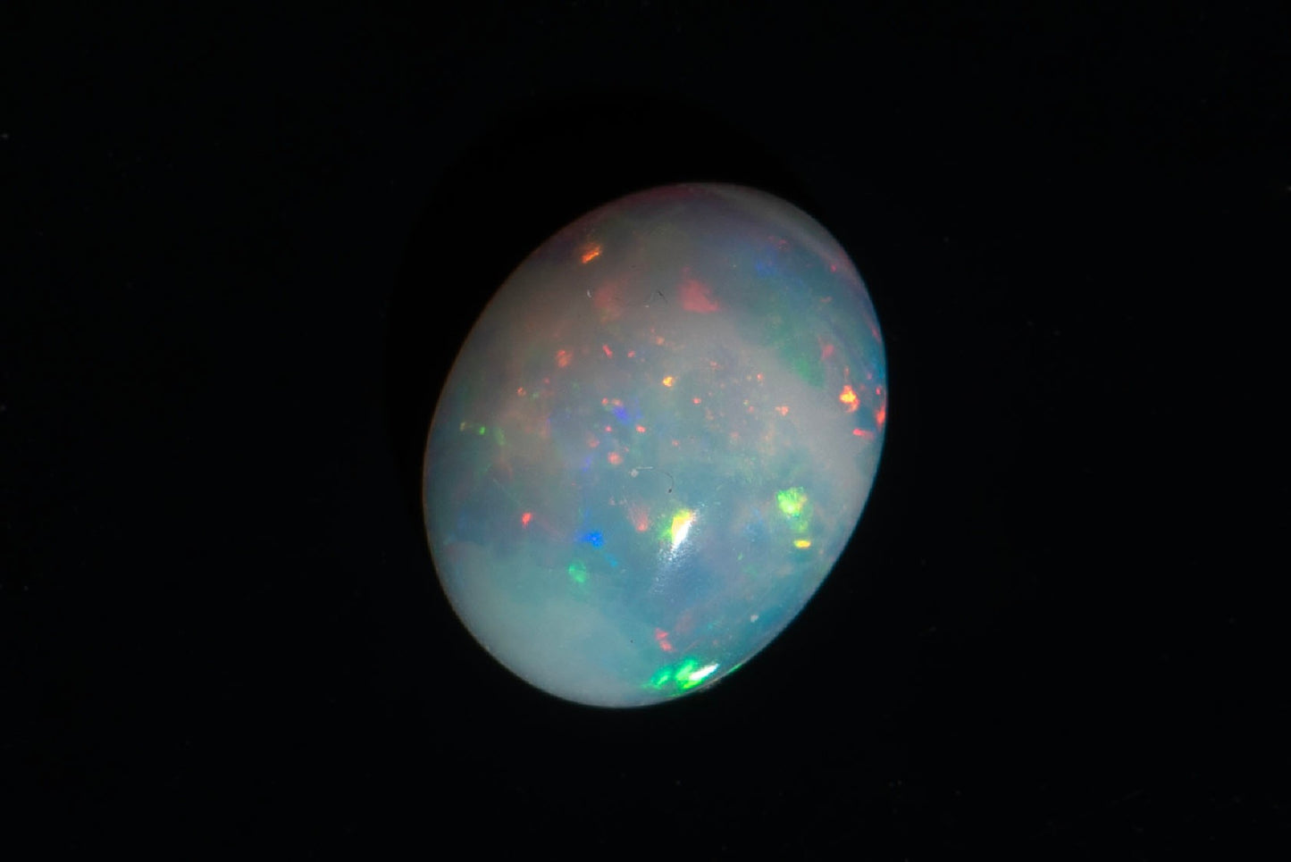 Етиопски опал овален кабошон 0.86ct
