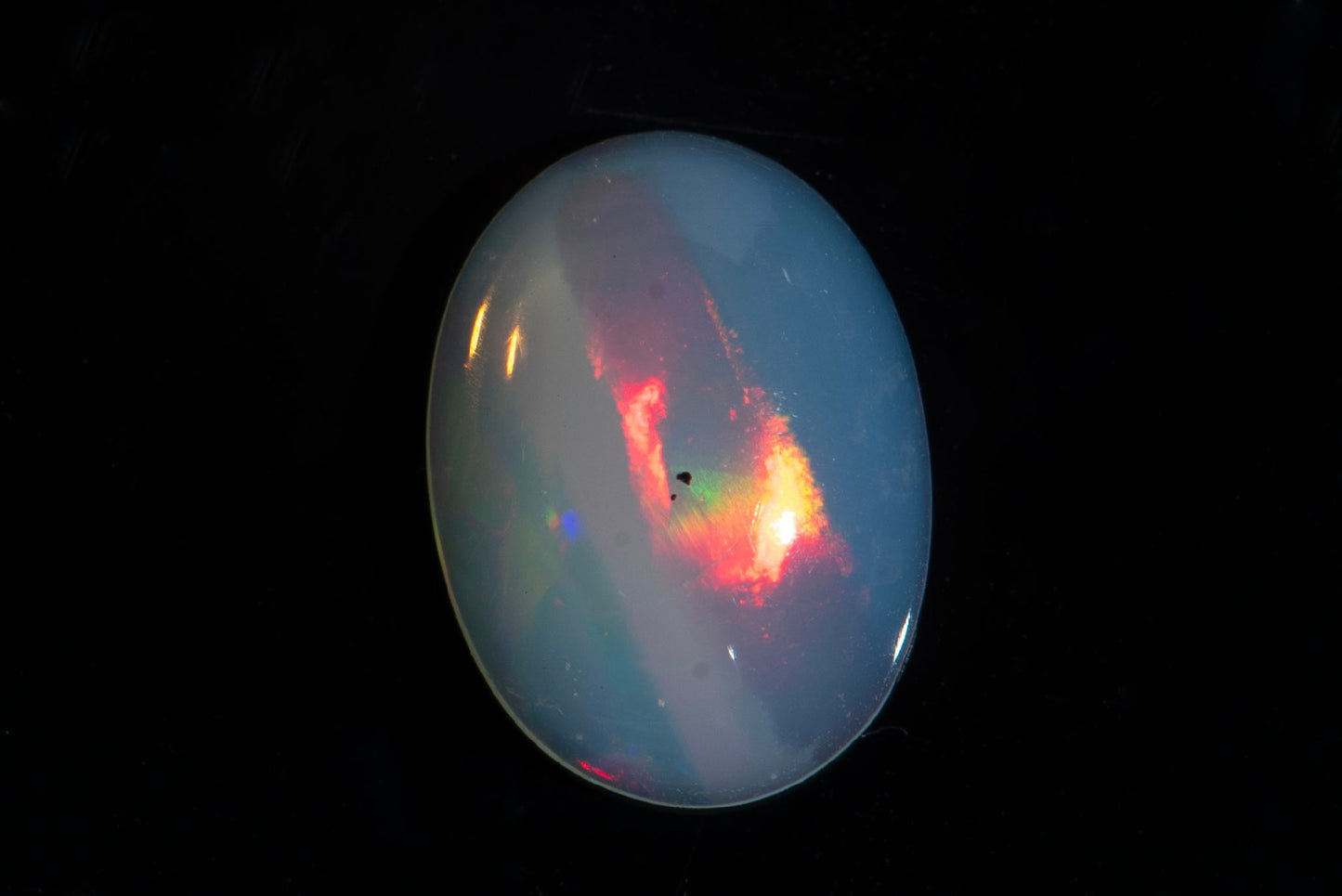 Етиопски опал овален кабошон 1.81ct