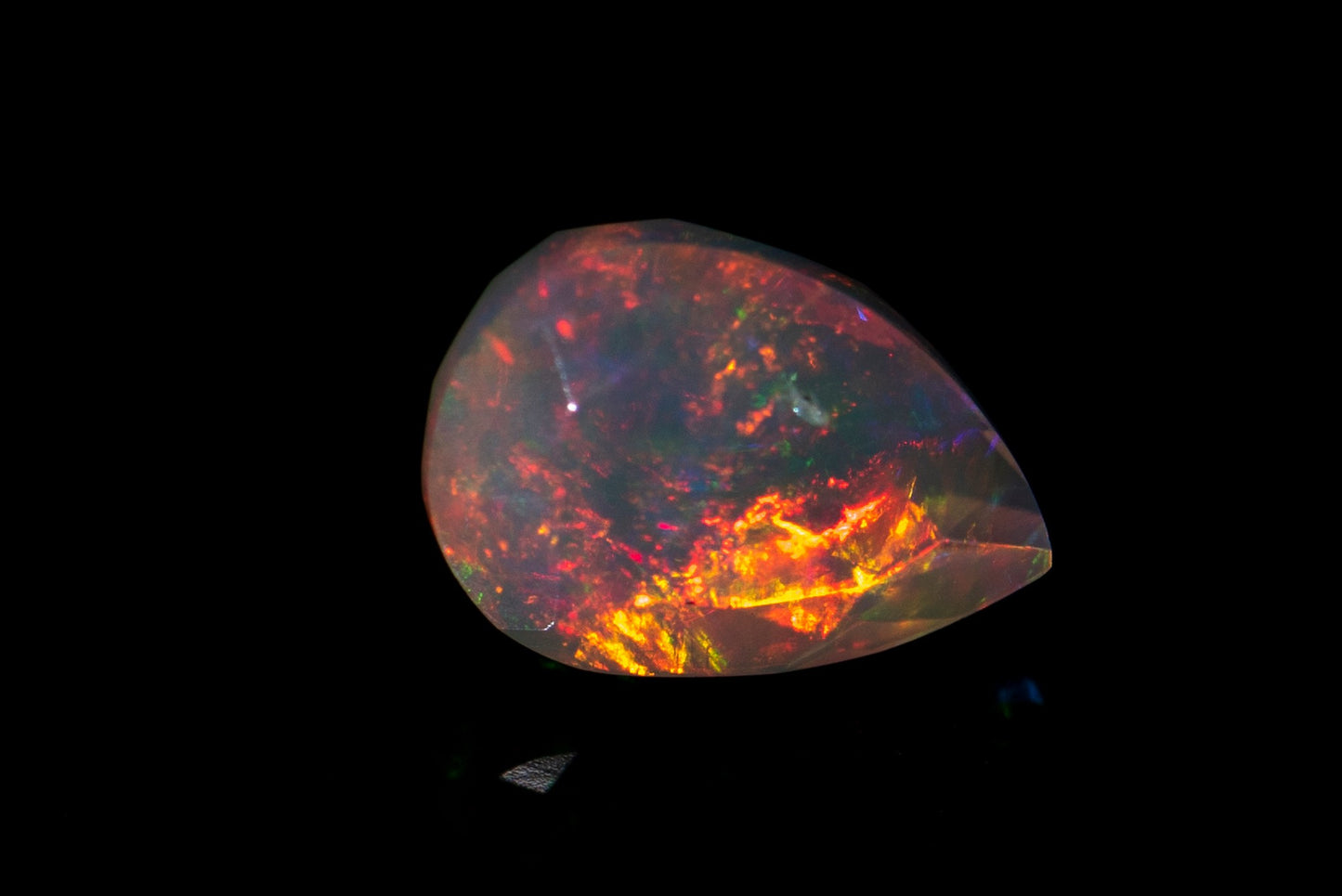 Фасетиран етиопски опал 0.61ct, капковидна шлифовка