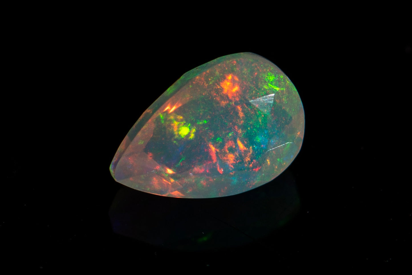 Фасетиран етиопски опал 0.53ct, капковидна шлифовка